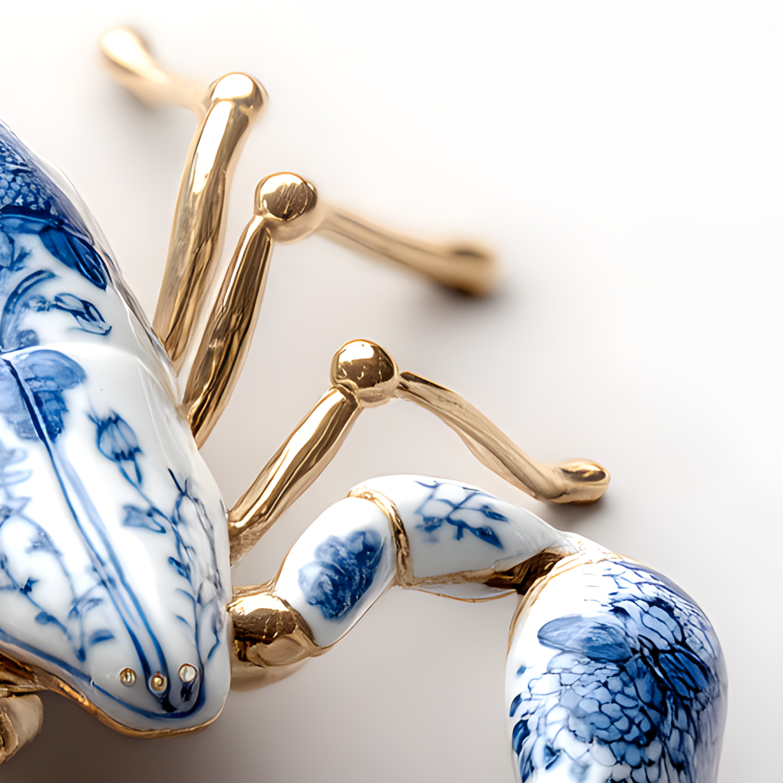 Detail of the head with faceted eye accents and gold-gilt pincers