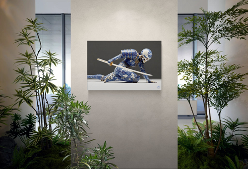 Chute de Porcelaine Bleue de l'Éternel Guerrier — toile en porcelaine présentée dans un hall de bureau au décor végétal